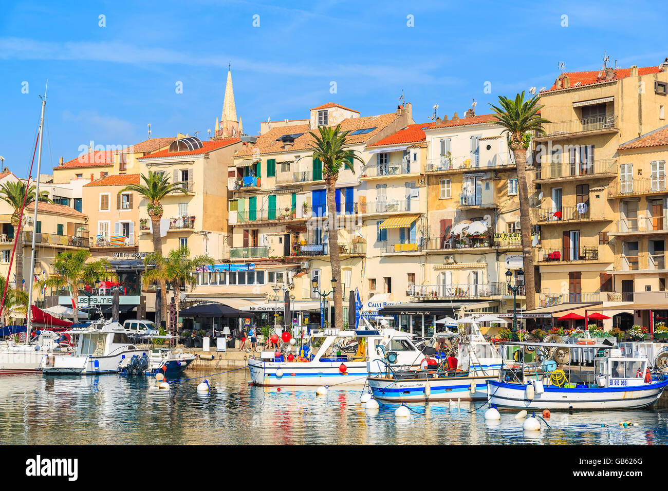 CALVI, Isola di Corsica - giu 29, 2015: vista del porto di Calvi con case colorate e le barche dei pescatori. Questa città è molto popolare a Turi Foto Stock