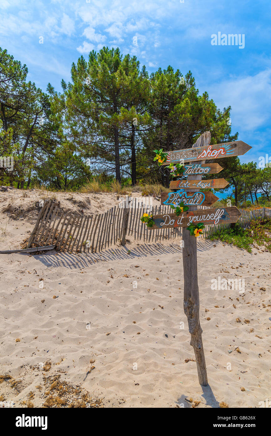 Spiaggia di Calvi, Isola di Corsica - giu 29, 2015: cartello in legno con le indicazioni per varie attrazioni sulla spiaggia di sabbia nella città di Calvi su c Foto Stock