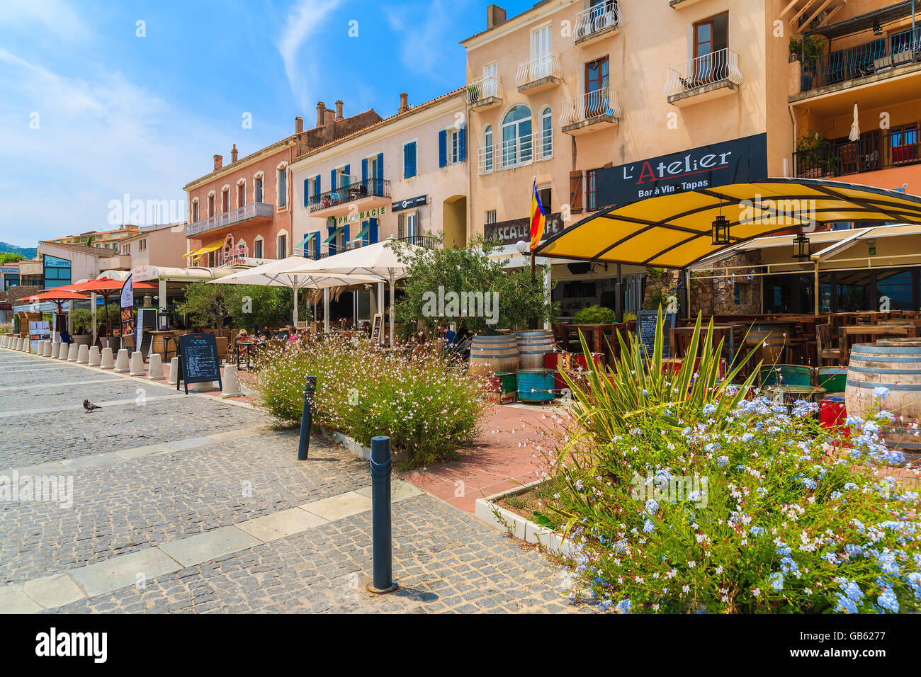CALVI, Isola di Corsica - giu 29, 2015: passeggiata con ristoranti e case colorate nel porto di Calvi. Questa cittadina dispone di lussuose camere mari Foto Stock