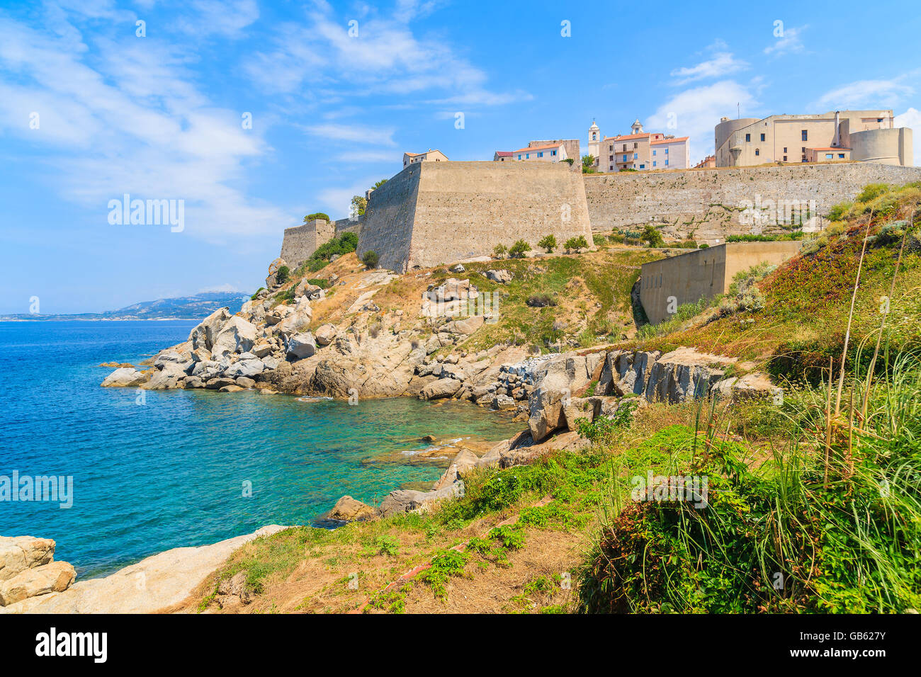 Vista di Calvi città vecchia e la splendida baia con spiaggia sulla Corsica, Francia Foto Stock