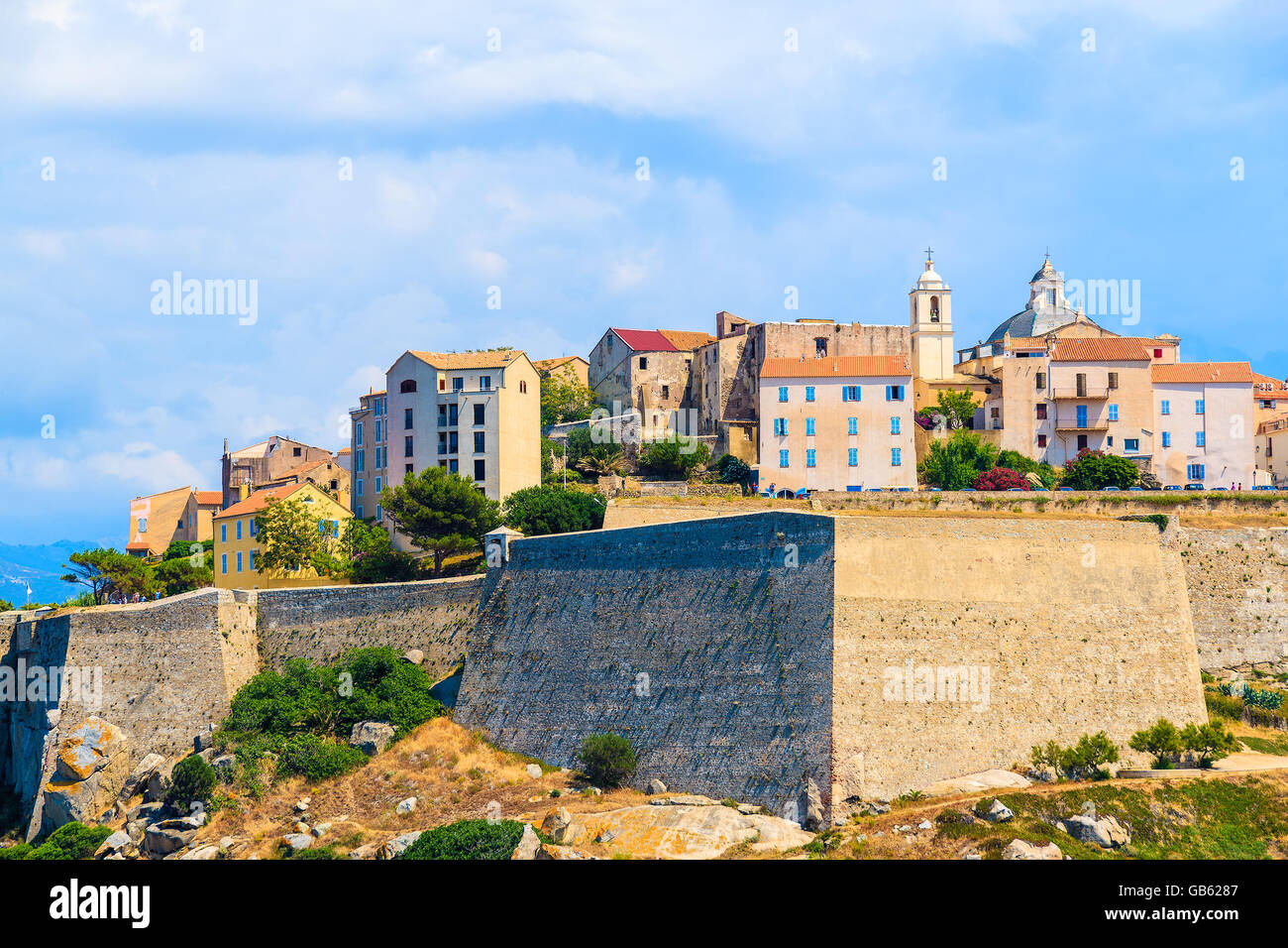 Una vista di Calvi città vecchia e le mura della città, Corsica, Francia Foto Stock