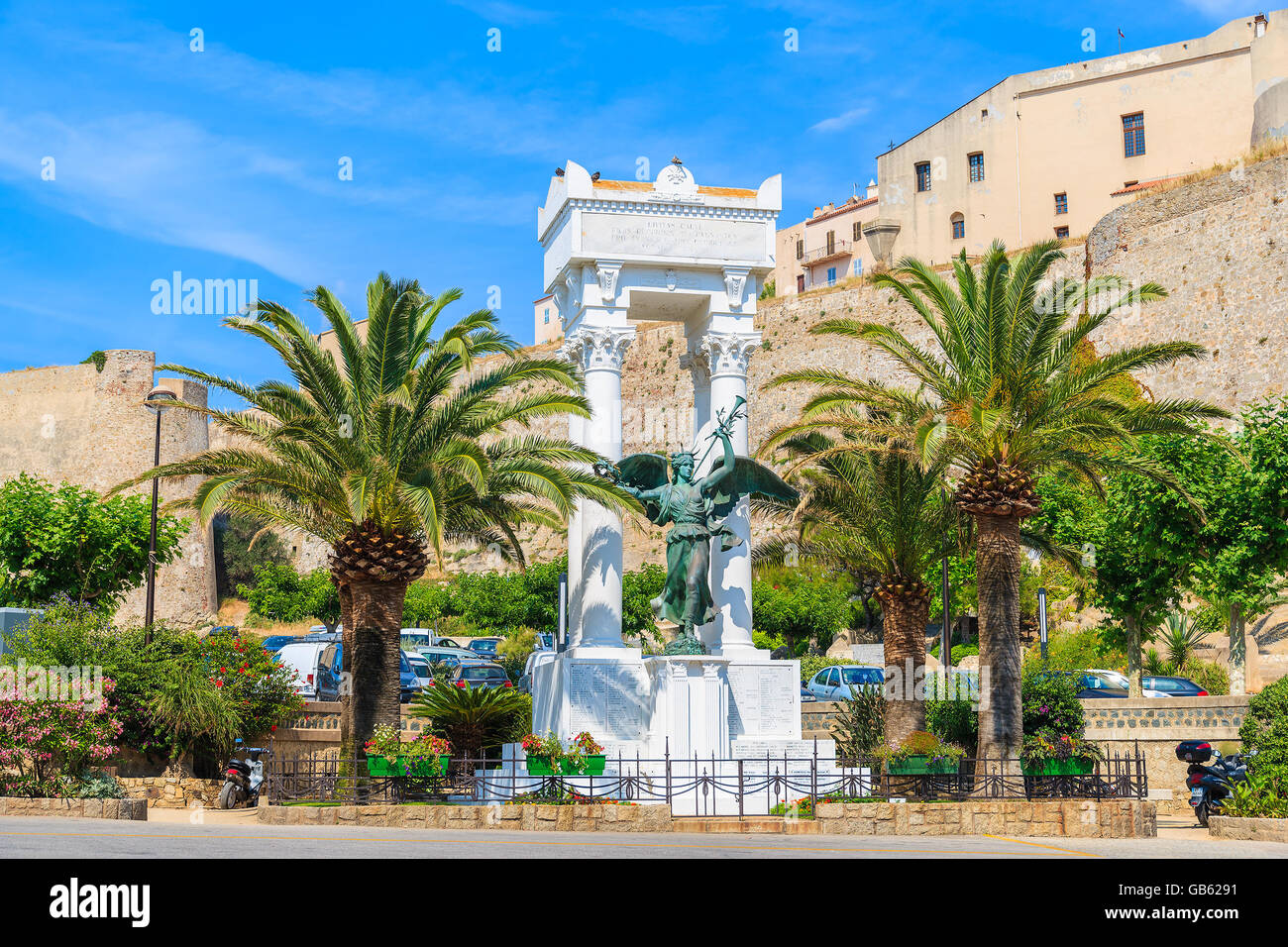CALVI, Isola di Corsica- giu 29, 2015: la statua di Fremiet fu costruito da un iniziativa dell'architetto Clerambault. Essa è in marmo Foto Stock
