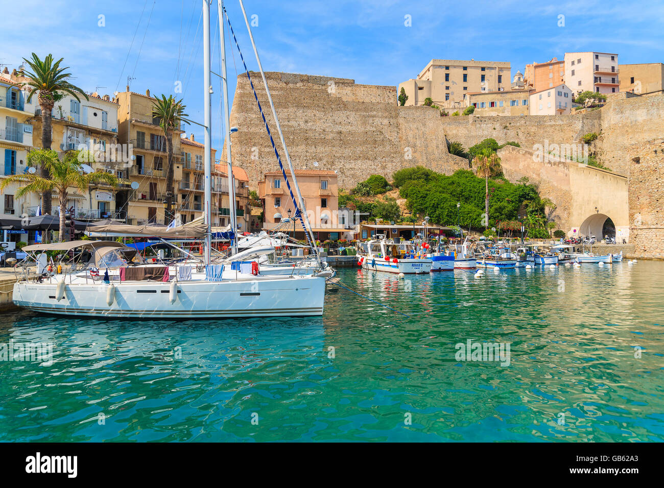 CALVI, Isola di Corsica - giu 29, 2015: vista del porto di Calvi con citadel edificio e barche a vela. Questa città è molto popolare a Foto Stock