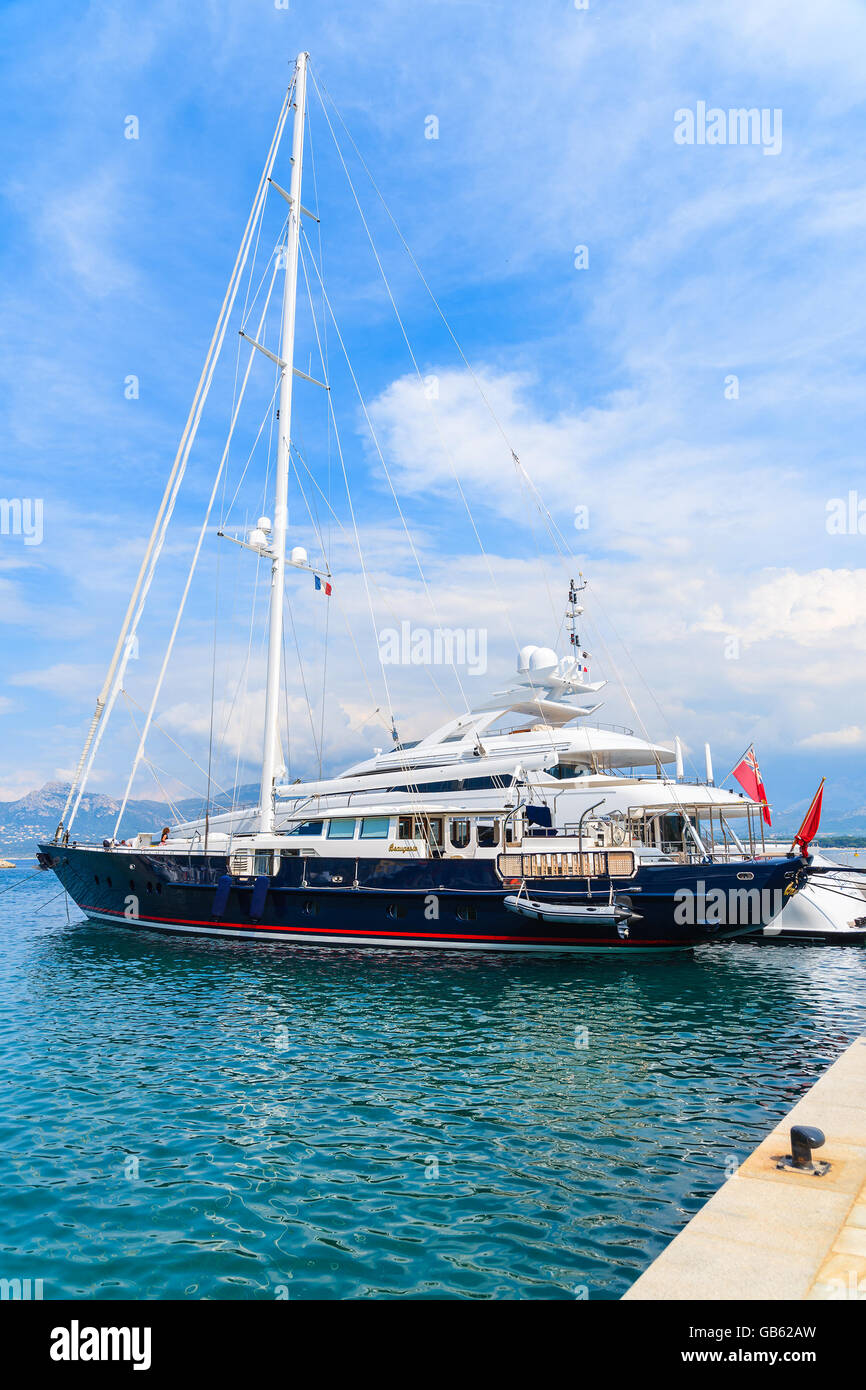 Il porto di Calvi, Isola di Corsica - giu 29, 2015: lusso barche a vela sul mare contro bellissimo cielo con nuvole bianche su soleggiate giornate estive. Foto Stock