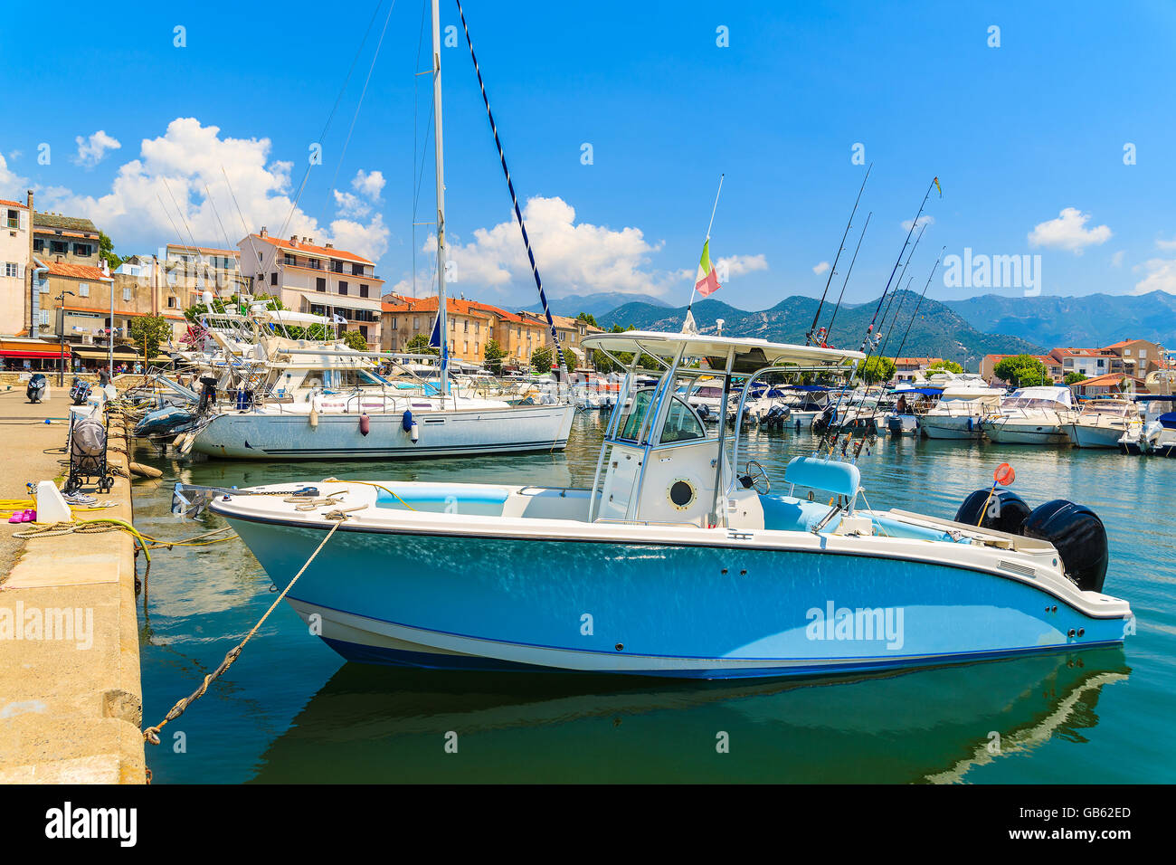 Barche nel porto di Saint-Florent, un piccolo e accogliente villaggio di pescatori nel nord della Corsica, Francia Foto Stock