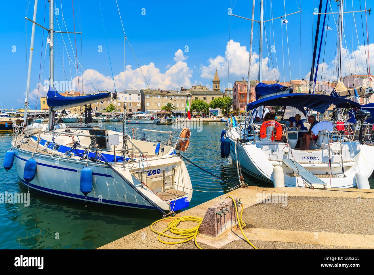 SAINT FLORENT CORSICA ISLAND - giu 30, 2015: barche a vela nel piccolo porto di pesca di Saint Florent, Corsica, Francia. Foto Stock