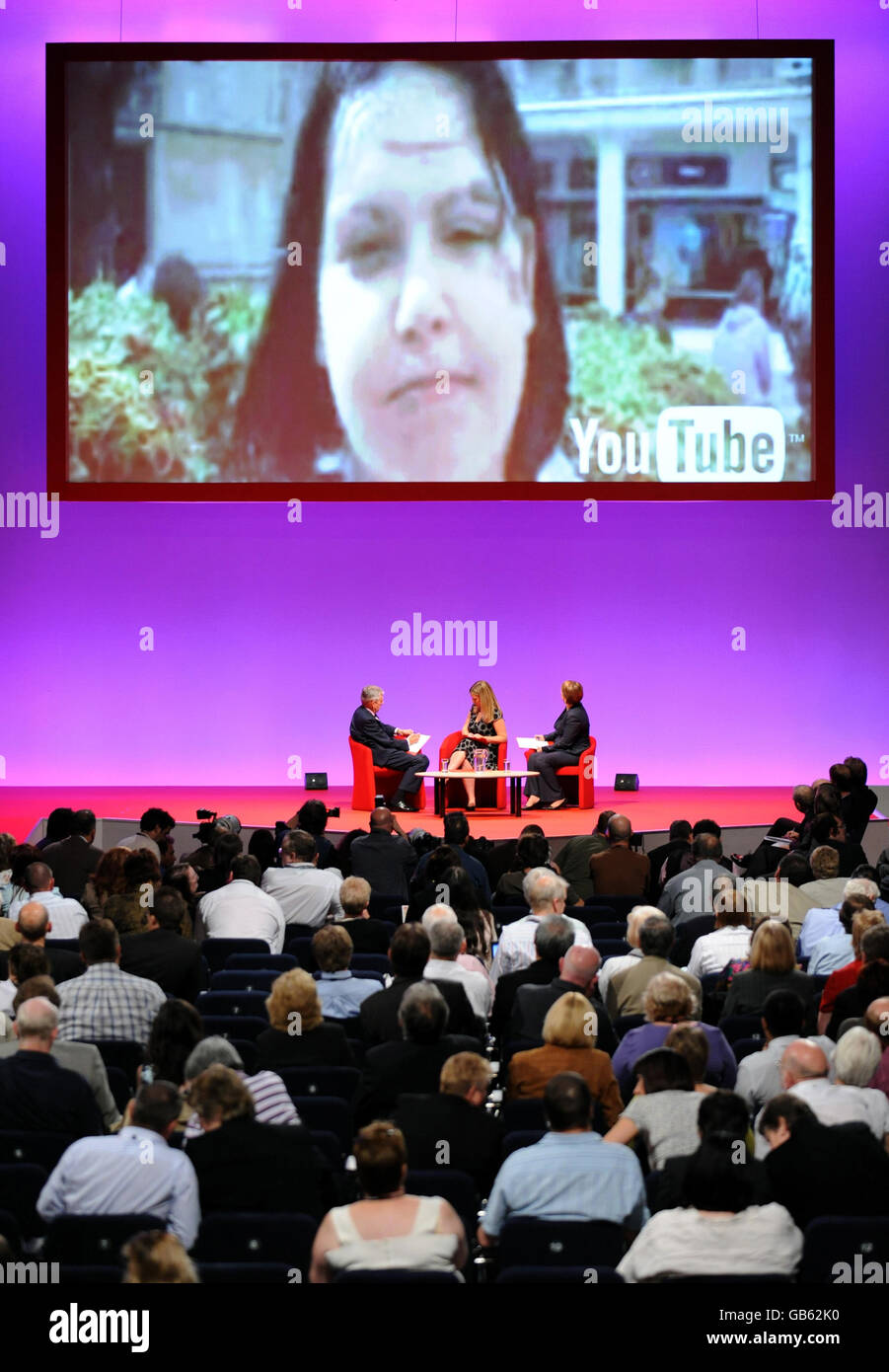 Il segretario di casa Jacqui Smith e il segretario alla giustizia Jack Straw prendono parte a una sessione di domande e risposte utilizzando i video di YouTube durante la conferenza del Partito laburista a Manchester, il secondo giorno della conferenza annuale del partito. Foto Stock
