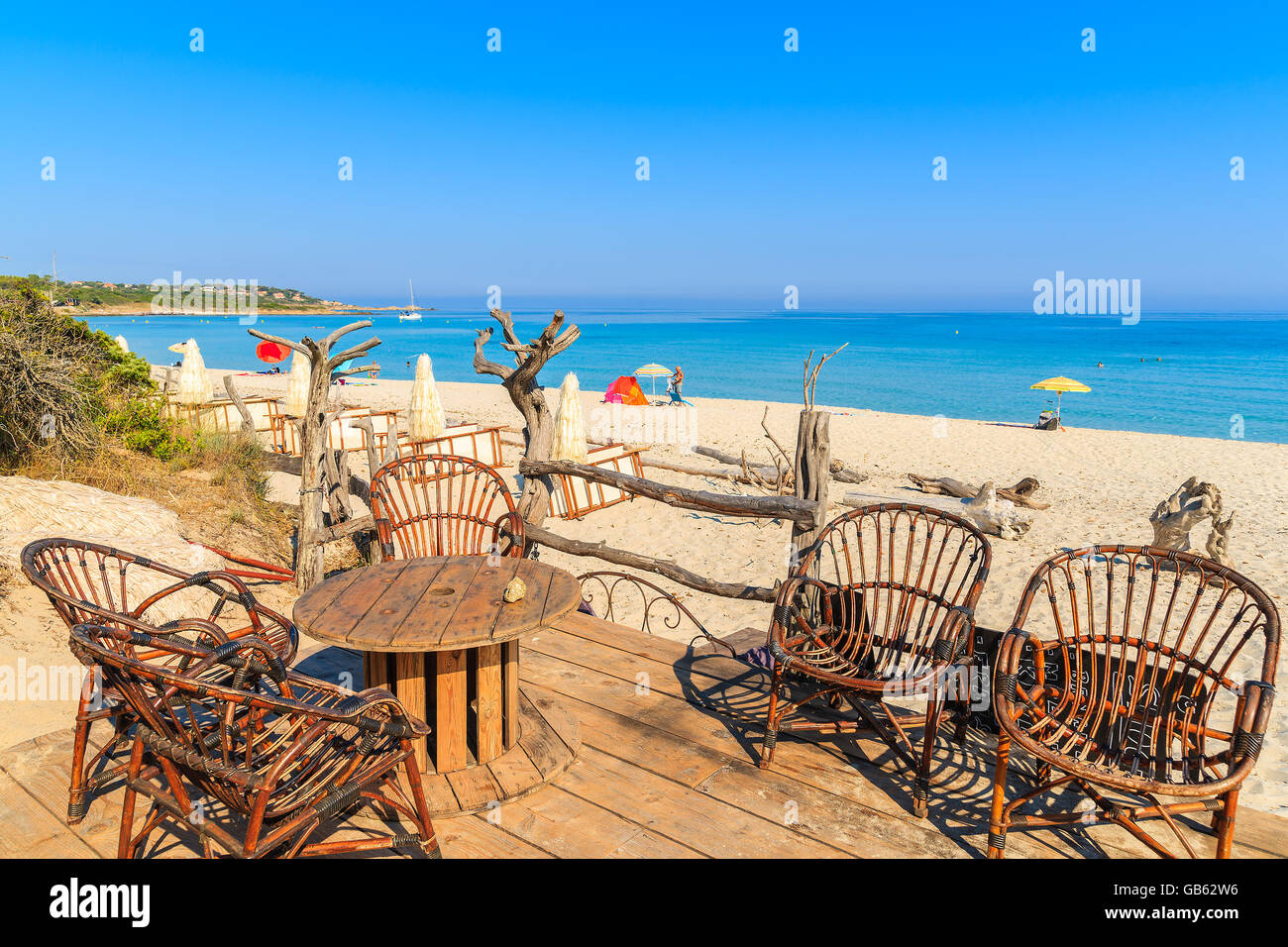 Bar locale per i turisti sulla sabbiosa spiaggia di Bodri, Corsica, Francia Foto Stock