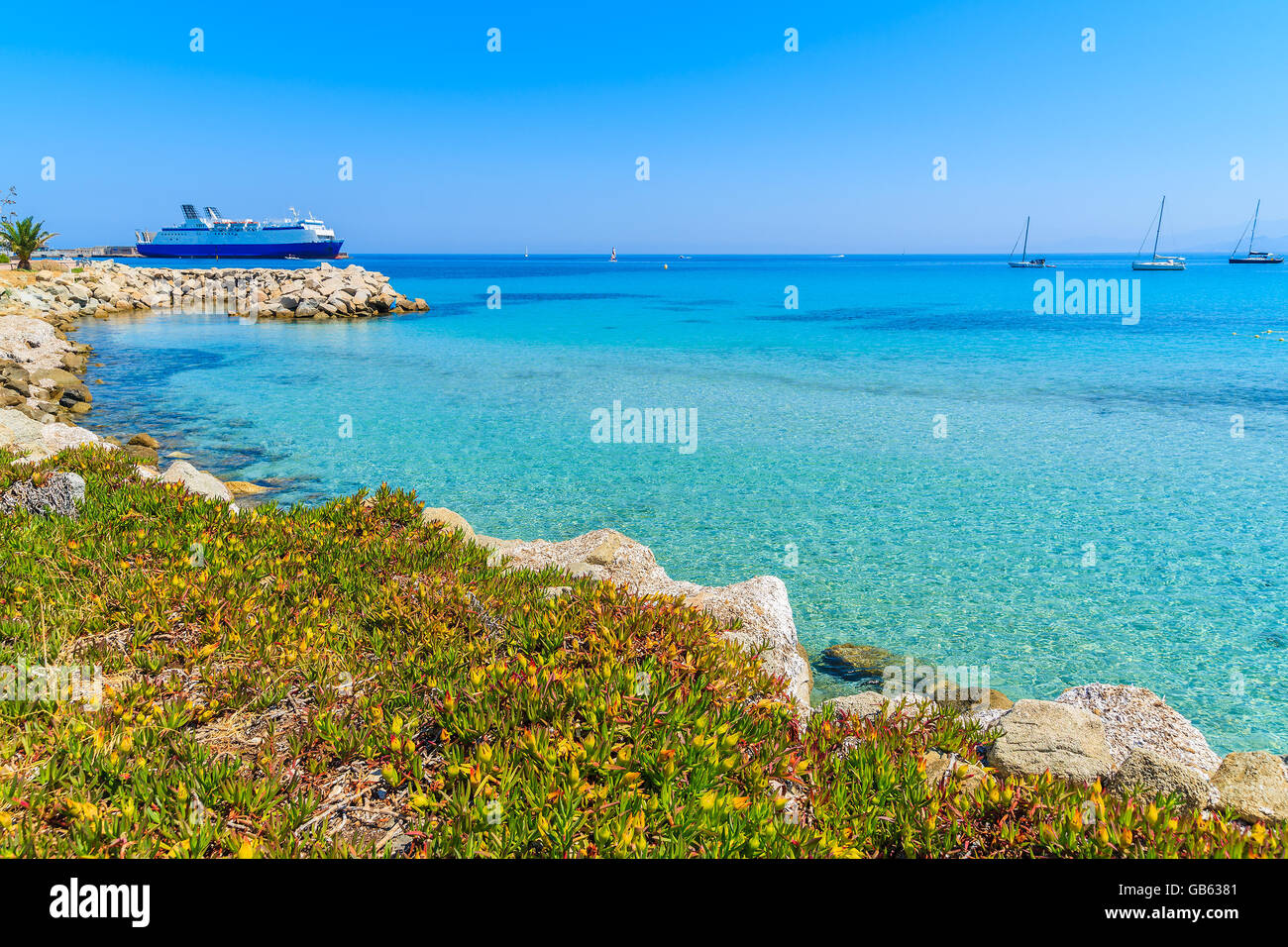 Azzurro mare baia di Ile Rousse città costiera, Corsica, Francia Foto Stock