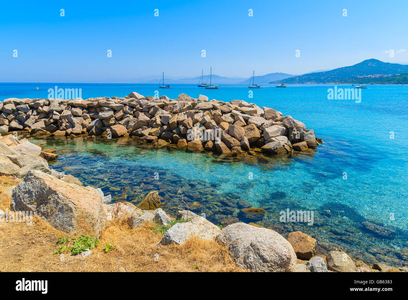 Il turchese acqua di mare sulla costa della Corsica in Ile Rousse town, Francia Foto Stock