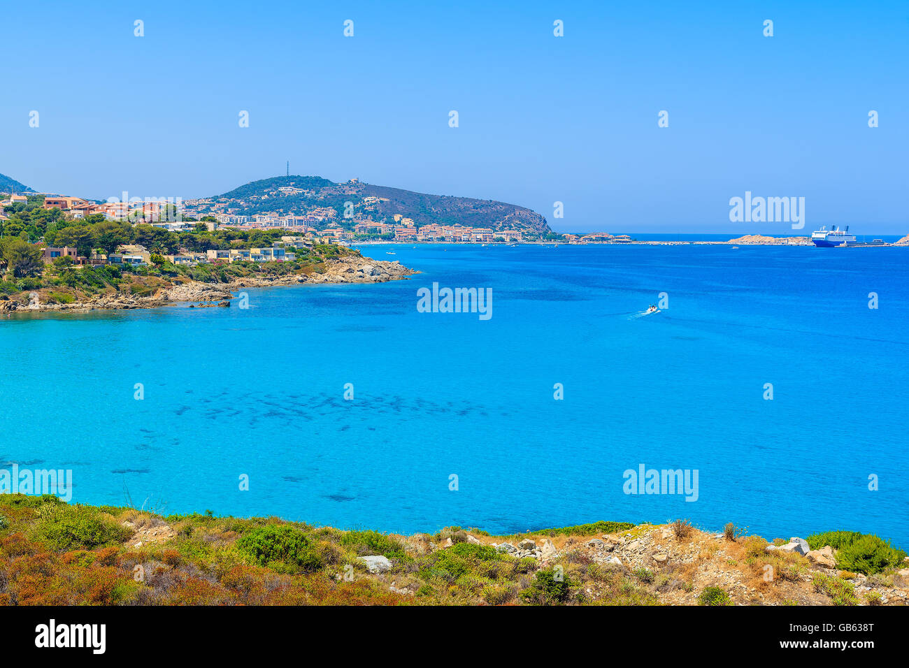 Azzurro mare della baia e della vista di Ile Rousse città costiera, Corsica, Francia Foto Stock