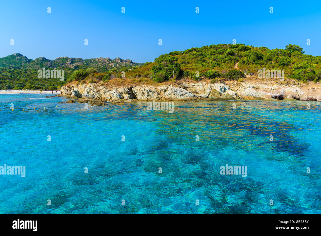 Azzurro mare acqua sulla costa della Corsica vicino alla città di Bonifacio, Francia Foto Stock