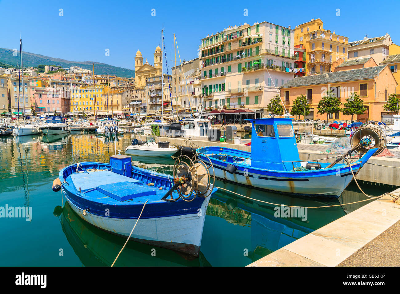 La pesca tradizionale barche nel porto di Bastia su soleggiate giornate estive, Corsica, Francia Foto Stock