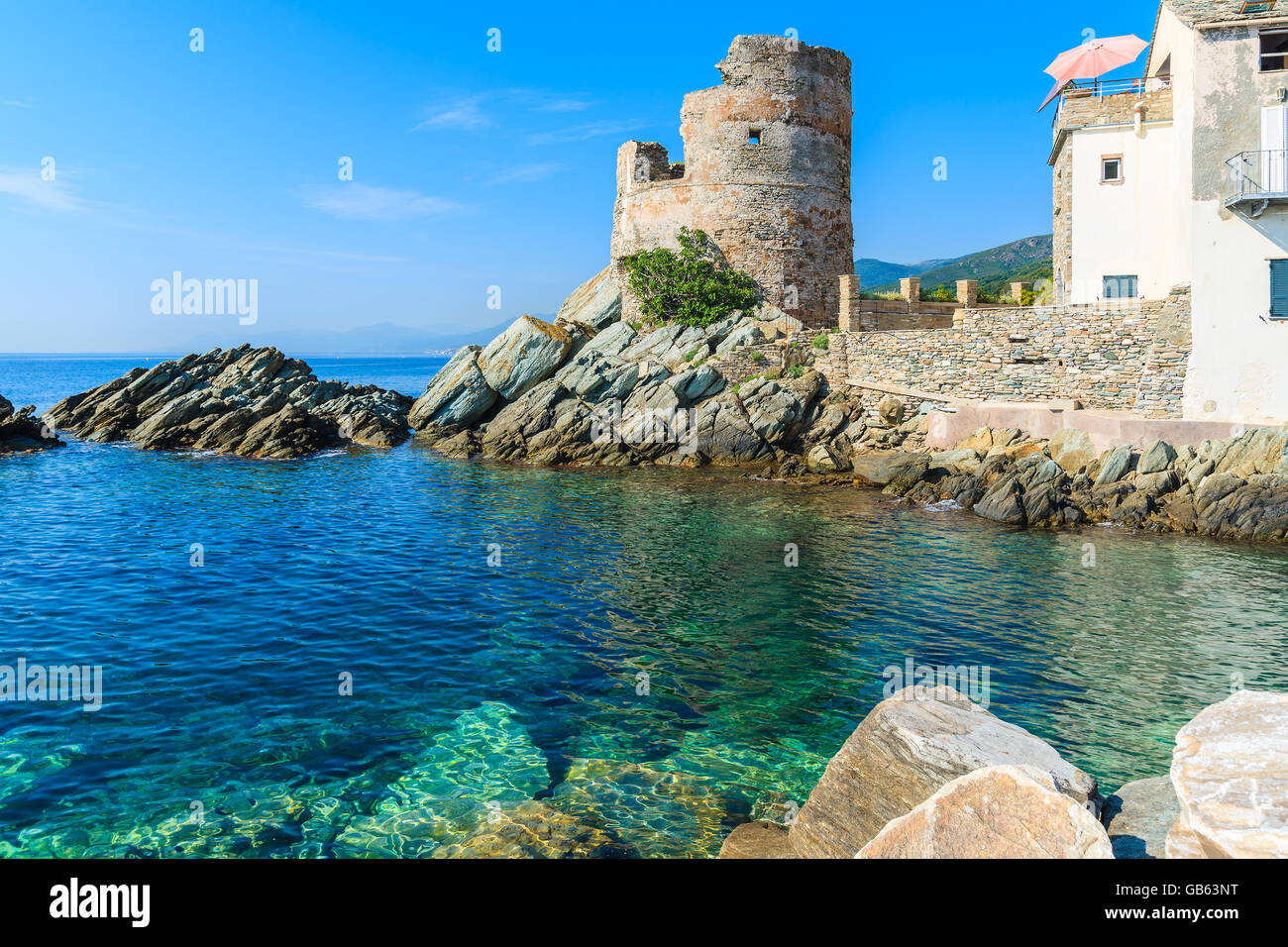 Torre medievale sulla costa della Corsica in Erbalunga town, Francia Foto Stock