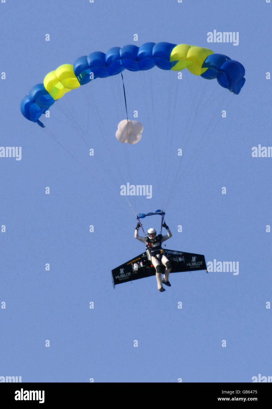 Yves Rosy, 49, noto anche come Fusionman, dalla Svizzera, paracadute per atterrare dopo aver completato con successo un incrocio della Manica da Calais a dover utilizzando un'unica ala a propulsione a getto. Foto Stock