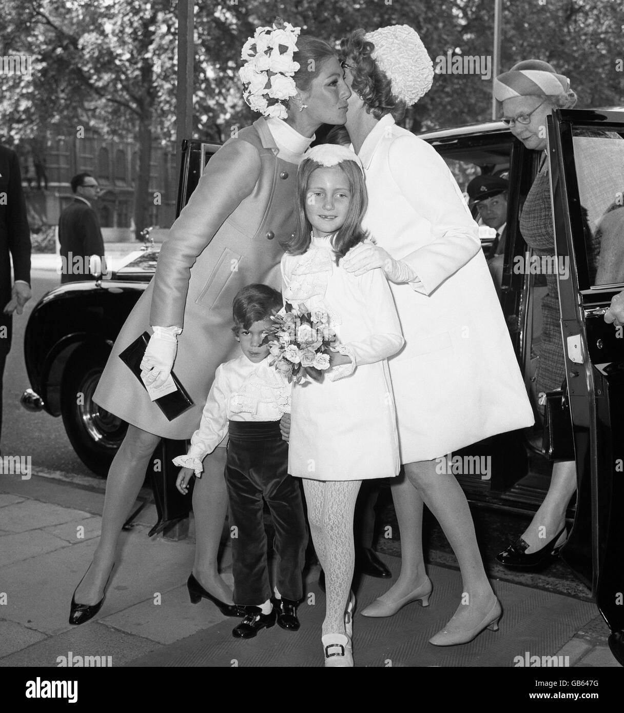 La baronessa Thyssen-Bornemisza (ex Fiona Campbell-Walter) si appoggia sui suoi due figli per baciare un'altra ospite all'arrivo a St Magaret's Westminster per il matrimonio di Lord Compton e Henriette Bentinck. Lorne 4, e Francesca 9, entrambi erano assistenti nuziali. Foto Stock