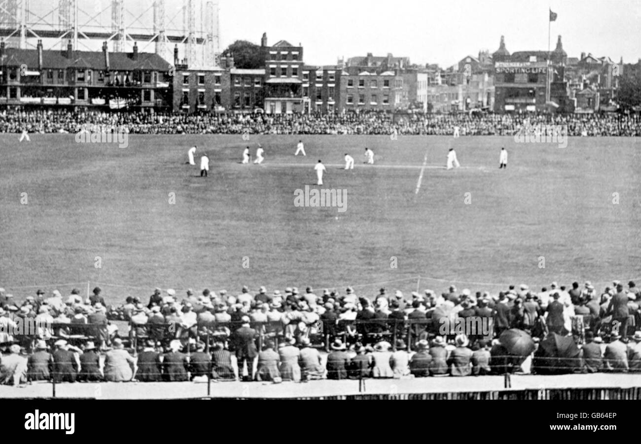 Cricket - le ceneri - Fifth Test - Inghilterra / Australia - primo giorno. Vista generale dell'Oval con l'Australia nel campo Foto Stock