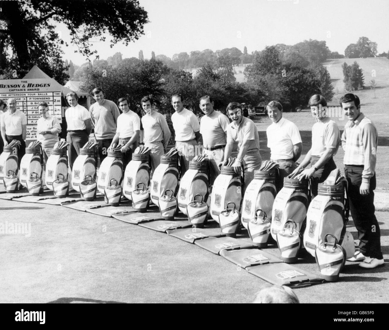 (L-R) il team Gran Bretagna e Irlanda si è schierato al South Hertfordshire Golf Club dove hanno giocato le loro prove finali prima di volare negli Stati Uniti: Captain Eric Brown, Brian Huggett, Brian Barnes, Peter Oosterhuis, Peter Townsend, Bernard gallacher, Peter Butler, Christy o'Connor, Tony Jacklin, Maurice Bembridge, John Garner, Harry Bannerman Foto Stock