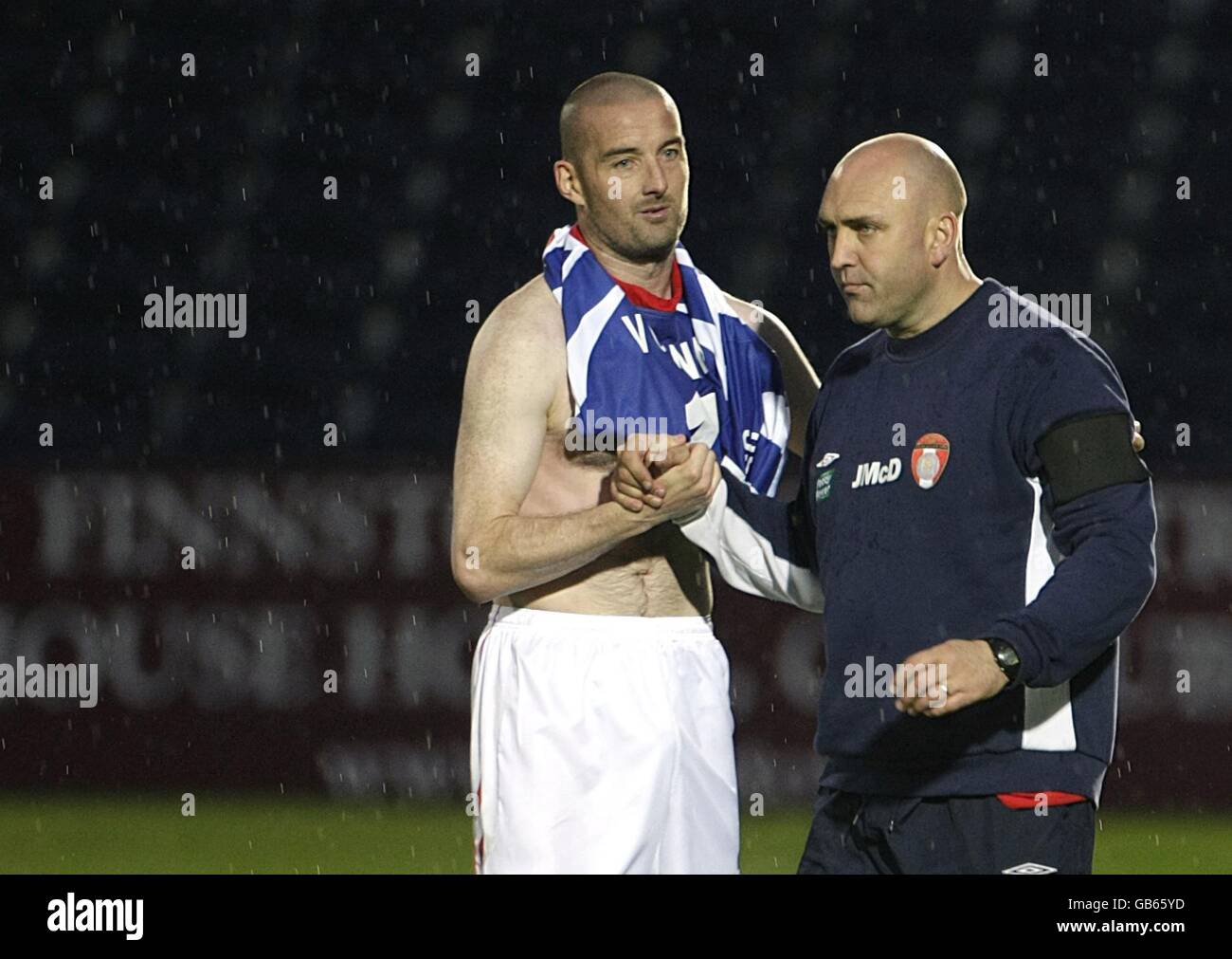 Calcio - Coppa UEFA - primo turno - seconda tappa - St Patrick's Athletic / Hertha Berlin - Richmond Park. John McDonnell (r), il manger di St Patrick Athletic, scuote le mani con David Rogers dopo che il loro lato si è schiantato fuori dalla Coppa UEFA Foto Stock