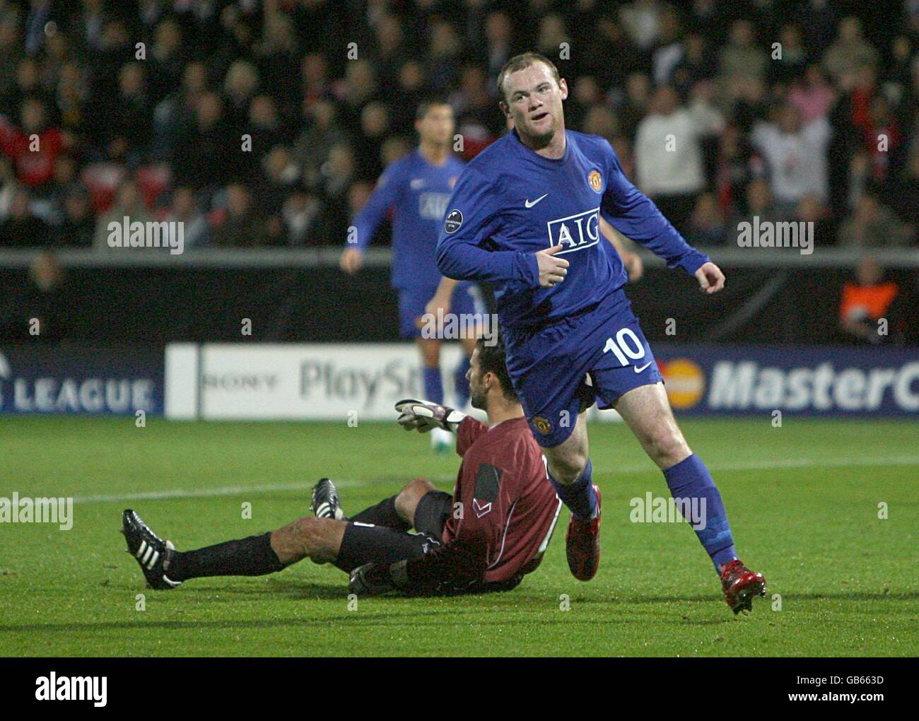 Manchester Wayne Rooney segna il primo gol dopo Aab Aalborg Portiere Karim Zaza (l) Foto Stock