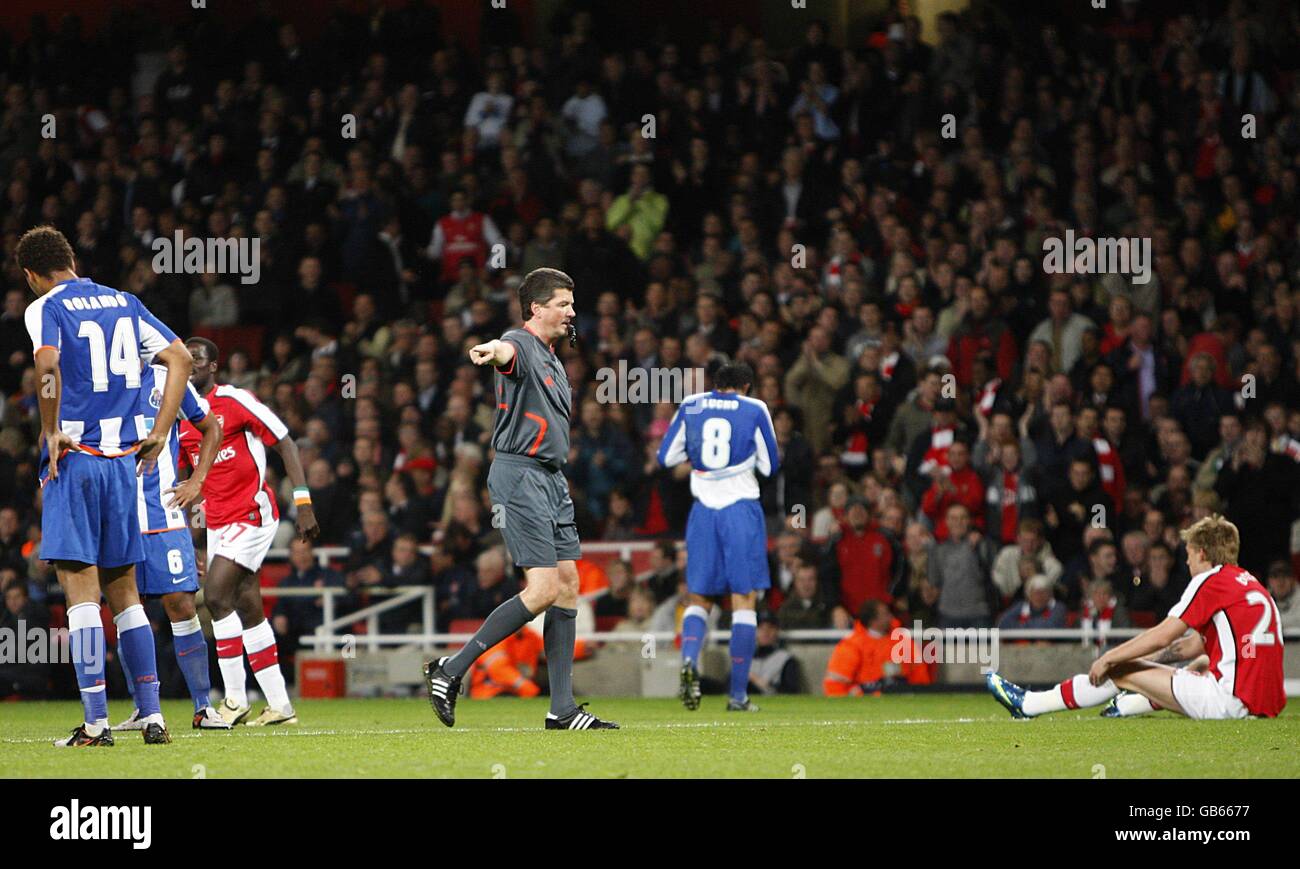 Calcio - UEFA Champions League - Gruppo G - Arsenal v FC Porto - Emirates Stadium. L'arbitro Herbert Fandel assegna una penalità al Nicklas Bendtner dell'Arsenal (a destra) dopo essere stato imbrattato da Fredy Guarin del FC Porto. Foto Stock