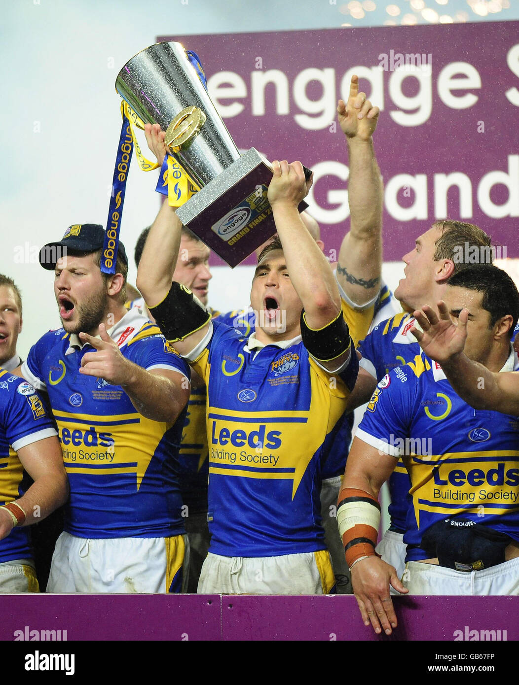 Kevin Sinfield, capitano di Leeds Rhinos, solleva il trofeo in seguito alla finalissima Engage Super League a Old Trafford, Manchester. Foto Stock