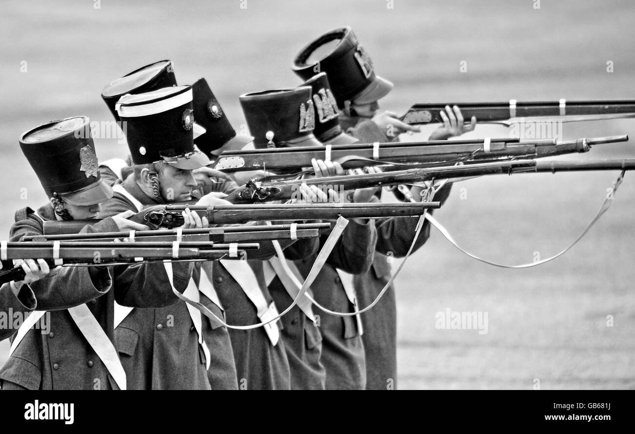 I soldati in costume d'epoca si esibiscono durante il centenario dell'Esercito Territoriale celebrazione Foto Stock