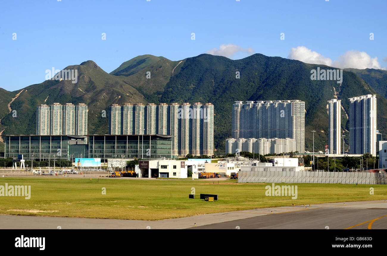 Vista generale degli alti edifici vicino all'aeroporto di Hong Kong, Hong Kong Foto Stock