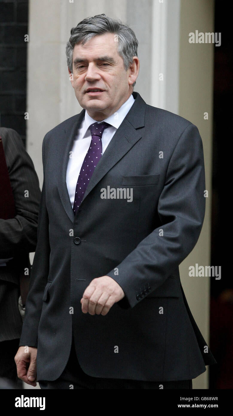 Il primo Ministro Gordon Brown lascia Downing Street, Londra, per le interrogazioni dei primi Ministri alla Camera dei Comuni. Foto Stock