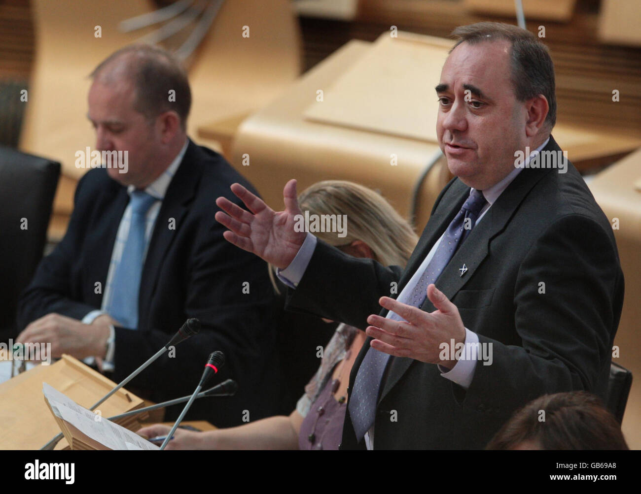 Il primo ministro scozzese Alex Salmond fa una dichiarazione sulla commissione per la radiodiffusione scozzese al Parlamento scozzese di Edimburgo. Foto Stock