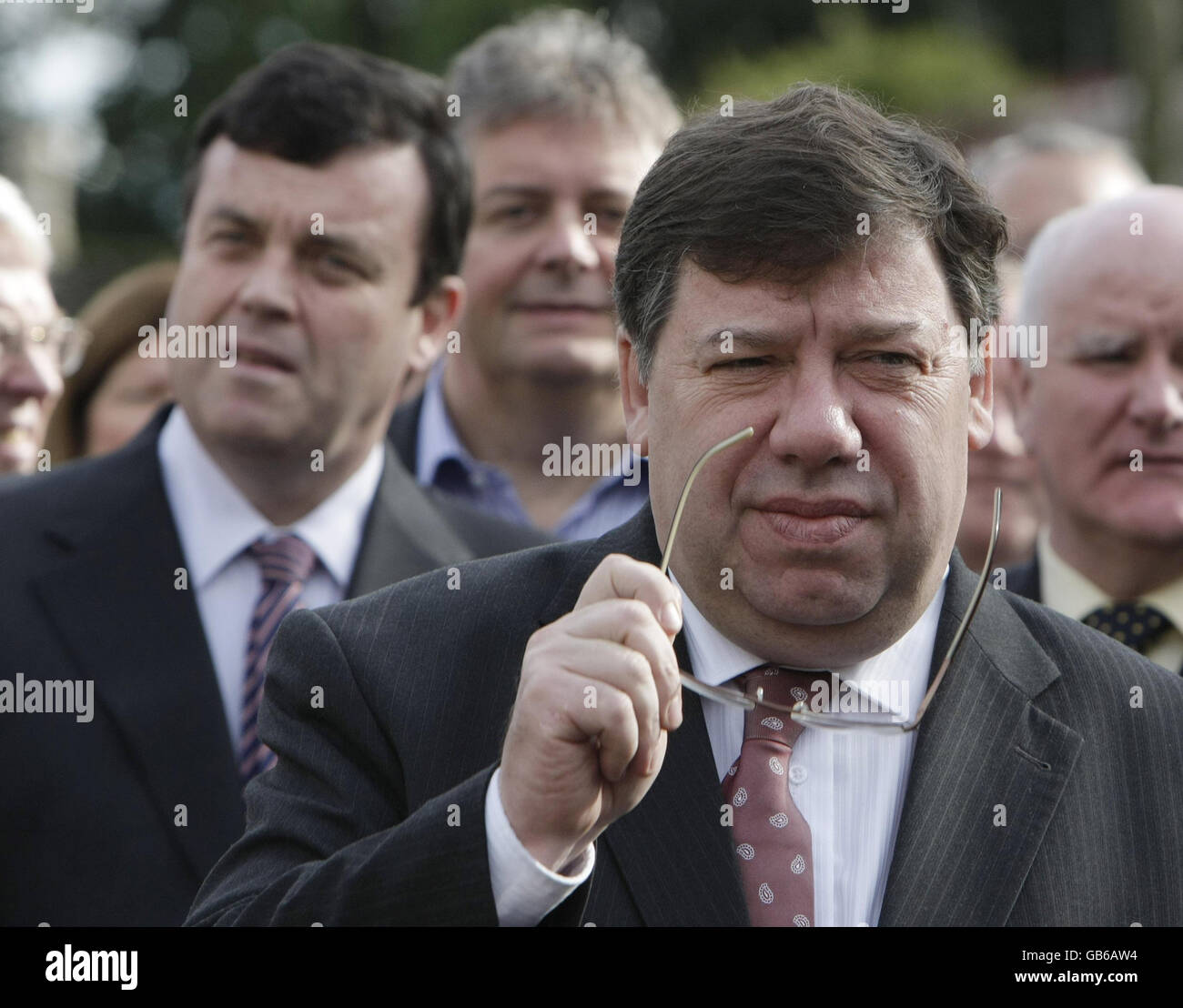 Il Ministro delle Finanze Brian Lenihan (a sinistra) e Taoiseach Brian Cowen partecipano all'annuale festa di fallimento di Fianna Wolfe Tone Commemoration al Cimitero di Bodenstown a Co Kildare. Foto Stock