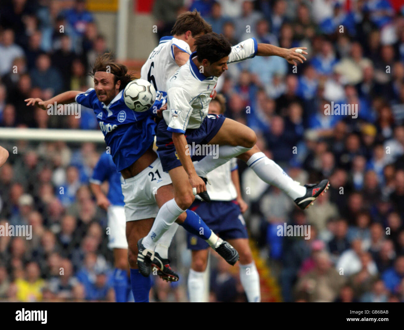 Christophe Dugarry di l-r Birmingham City è sfidato da Arjan di Portsmouth De Zeeuw e Dejan Stefanovic Foto Stock