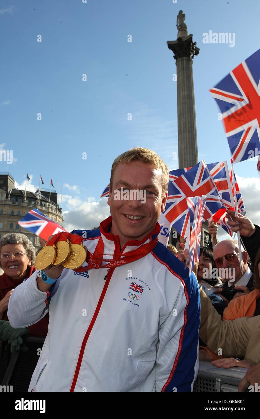 Il vincitore della tripla medaglia d'oro Chris Hoy mostra le sue medaglie Il galleggiante a durante la parata di ritorno del team GB Centro di Londra Foto Stock