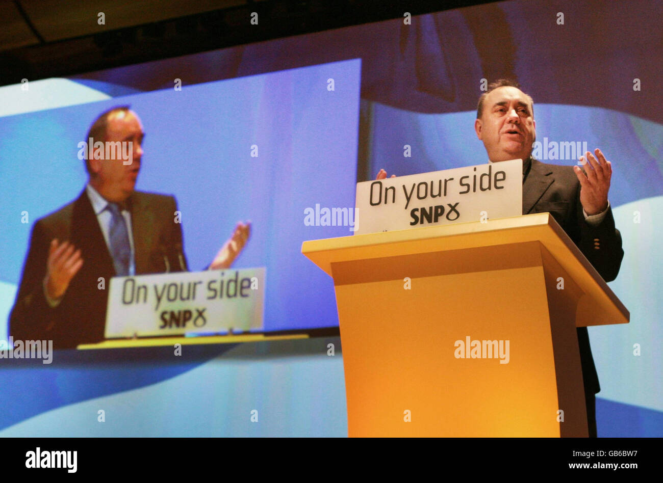 Alex Salmond, leader del Partito Nazionale Scozzese, apre la conferenza di quattro giorni a Perth, in Scozia. Foto Stock