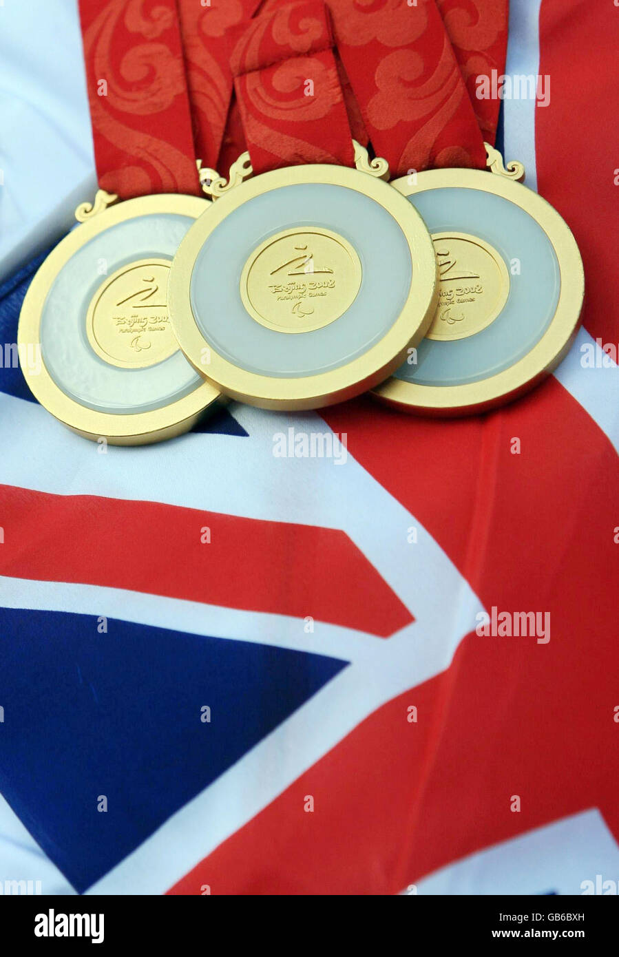 L'atleta olimpico Chris Hoy con le sue medaglie durante la sfilata olimpica del Team GB a Trafalgar Square a Londra. Foto Stock