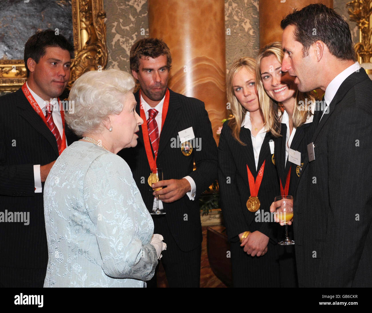 La Regina Elisabetta II incontra il medagliere olimpico ben Ainslie (a destra) durante il ricevimento del Team GB delle Olimpiadi di Pechino a Buckingham Palace a Londra. Foto Stock