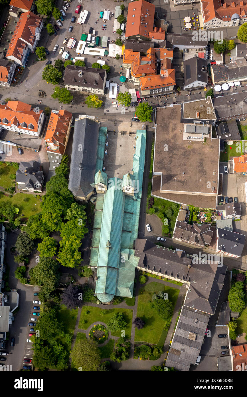 Vista aerea, il pellegrinaggio Basilica neo-romantica chiesa con torri di verde, antico santuario, Werl, Werl-Unnaer Borde, Renania del Nord Foto Stock