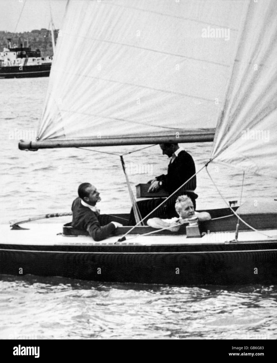 HRH il Duca di Edimburgo (l) con Uffa Fox (r) nella barca reale, Bluebolt Foto Stock