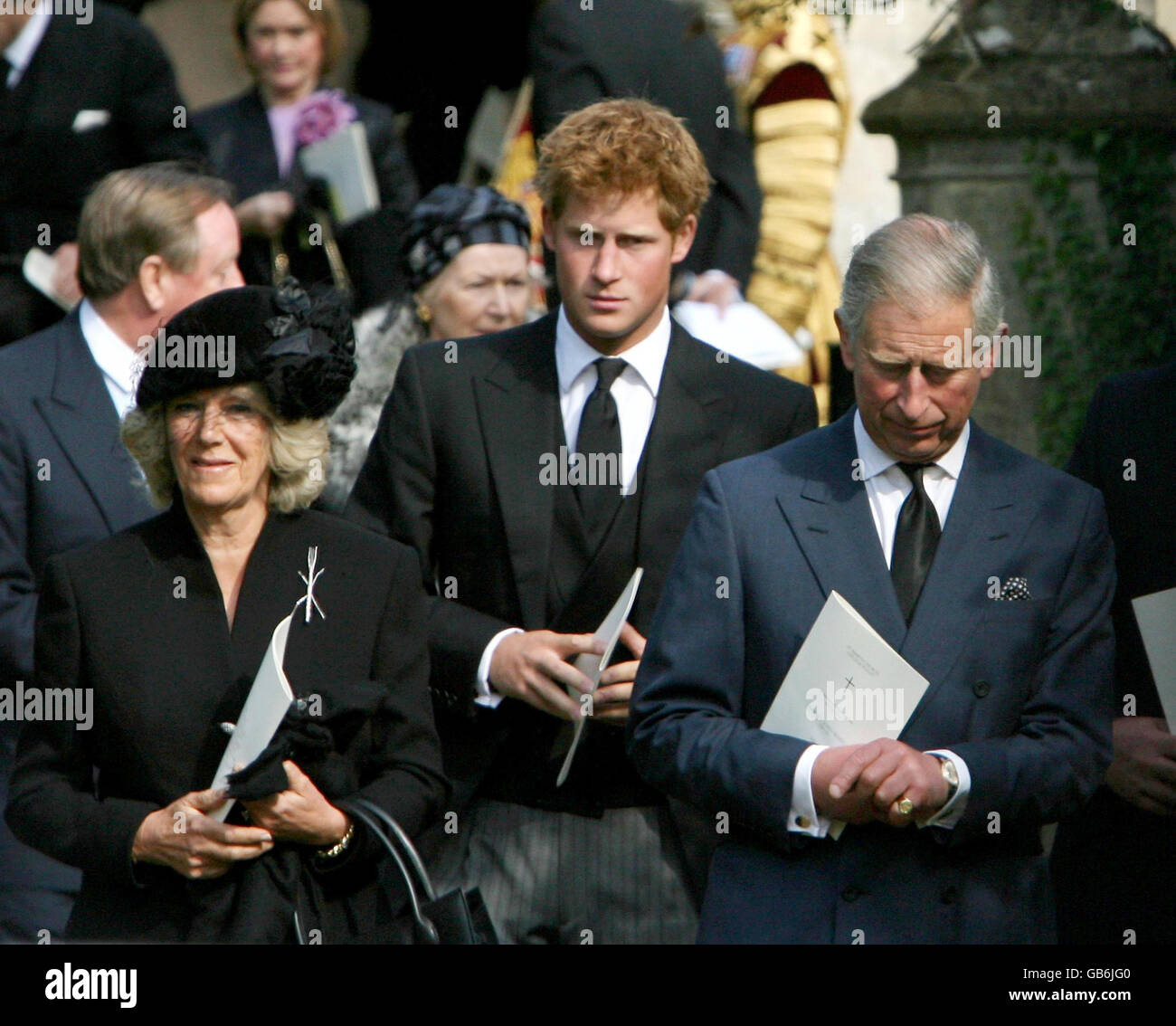 (In primo piano da sinistra a destra) la Duchessa di Cornovaglia, il Principe Harry e il Principe di Galles durante un servizio memoriale per il Capitano Gerald Ward, presso la Chiesa di St Mary a Chilton Foliat, vicino Hungerford nel Berkshire. Foto Stock