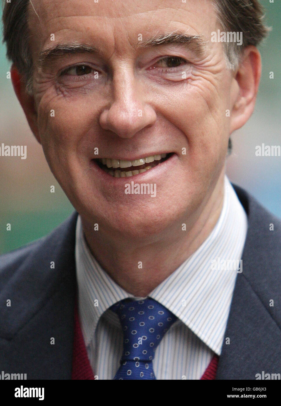 Peter Mandelson fuori da Downing Street dopo aver avuto colloqui con Gordon Brown sulla sua proposta di un ritorno allo shock al governo. Foto Stock