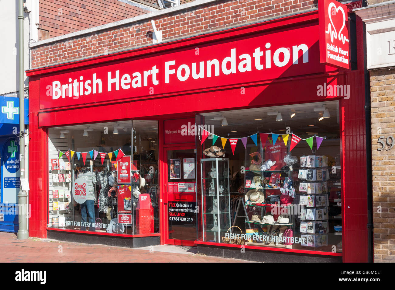 British Heart Foundation carità shop, High Street, Egham Surrey, Inghilterra, Regno Unito Foto Stock