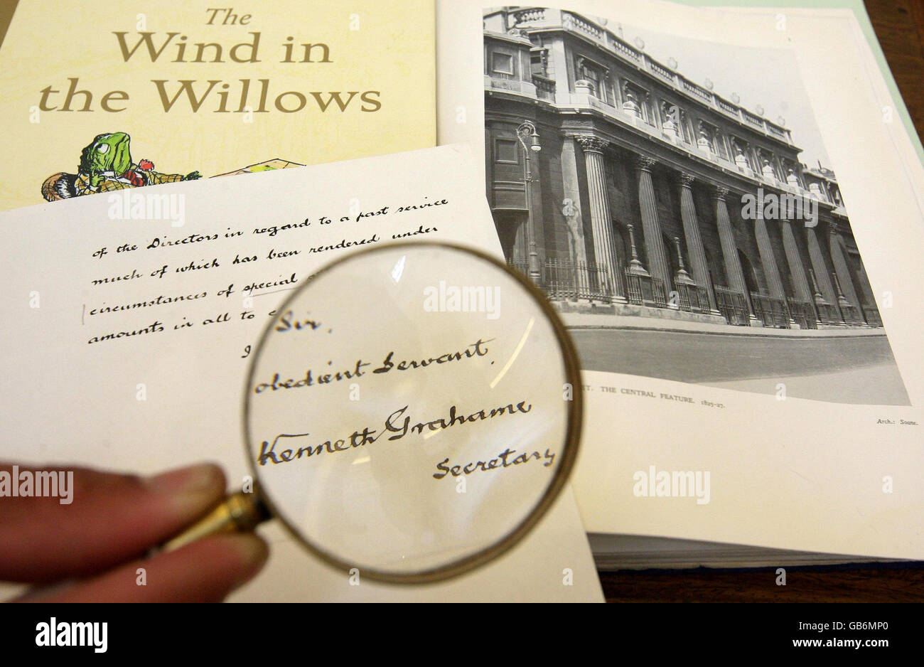 Un membro dello staff del Bank of England Museum esamina una lettera di dimissioni scritta dall'autore di 'The Wind in the Willows' Kenneth Grahame, che va in mostra da mercoledì 8 ottobre, come parte di una nuova esposizione per celebrare il 100 ° anniversario della pubblicazione del libro. Foto Stock