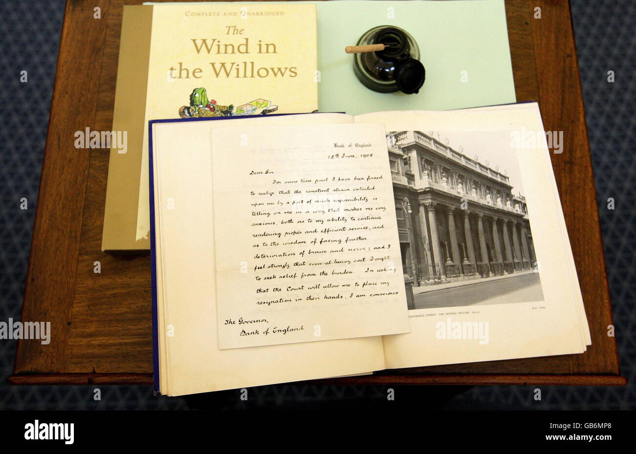 Una lettera di dimissioni scritta dall'autore di "The Wind in the Willows" Kenneth Grahame, che viene esposto al Museo della Banca d'Inghilterra da mercoledì 8 ottobre, nell'ambito di una nuova esposizione per celebrare il 100° anniversario della pubblicazione del libro. Foto Stock