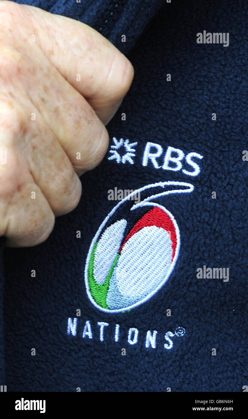 Crisi economica. Il logo RBS su un Fleece Six Nations. Foto Stock