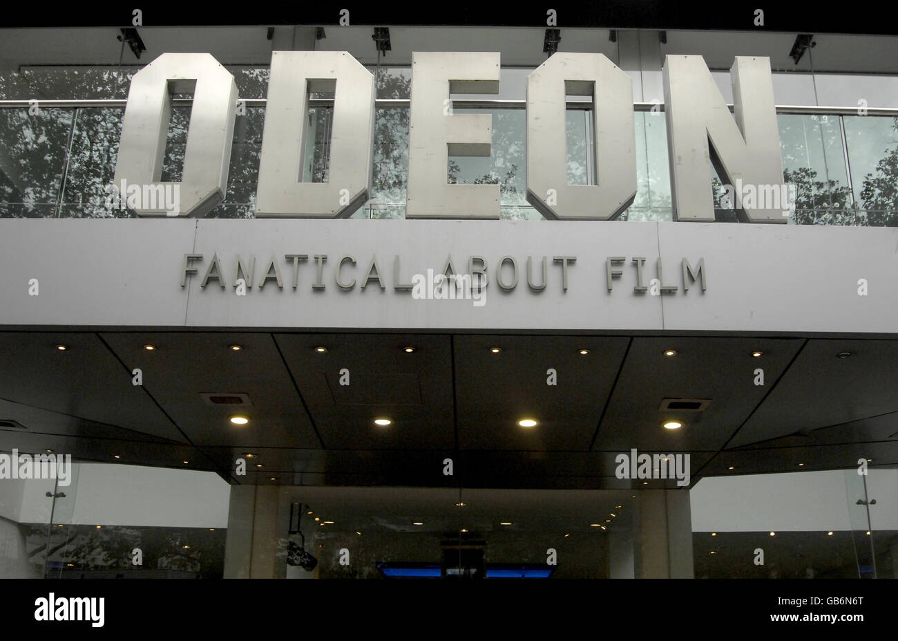 Una vista generale del cartello sul cinema Odeon a Leicester Square, Londra. Foto Stock