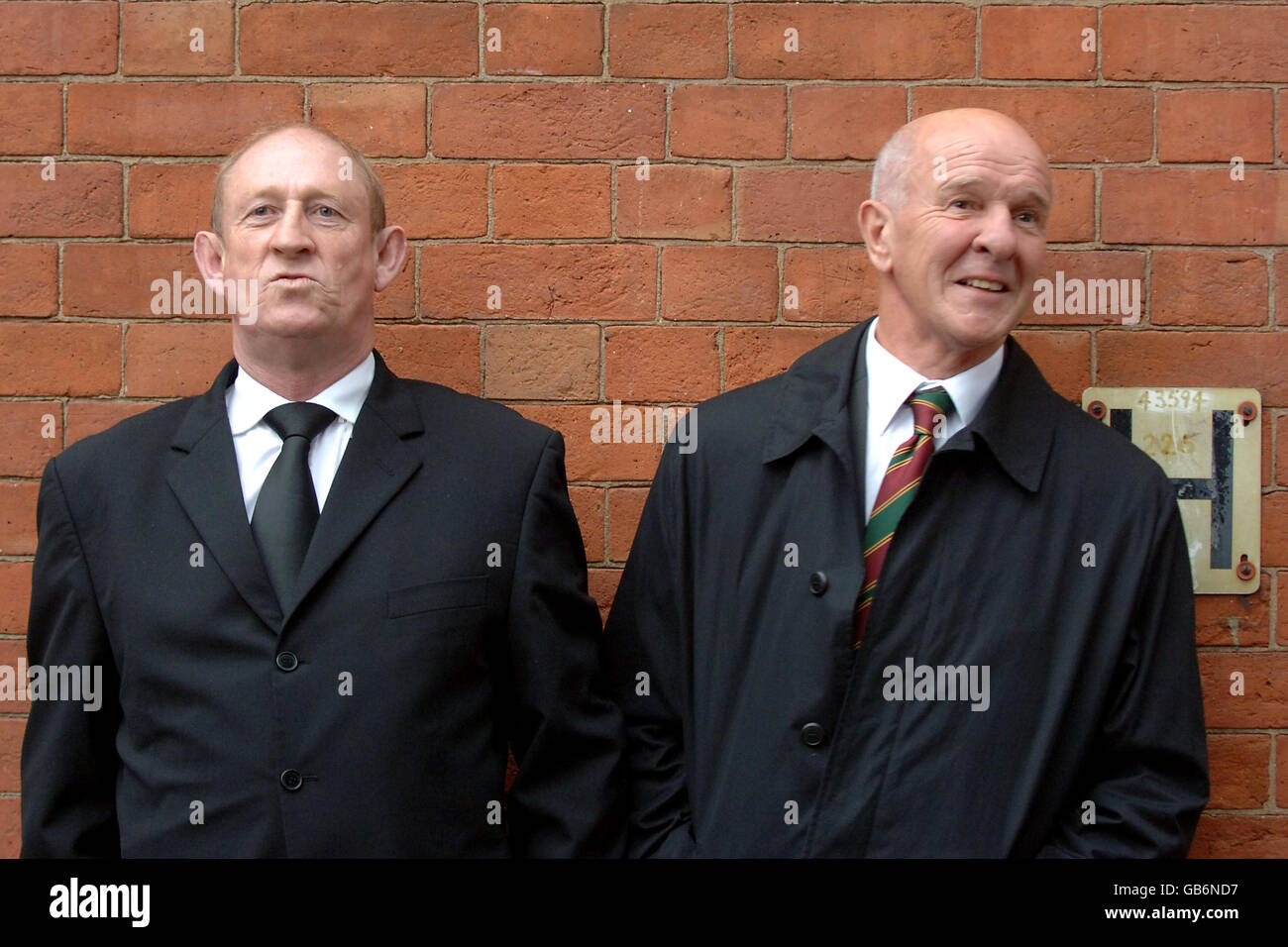 L'ex giocatore della contea di Notts Iain McCulloch (l) con l'ex manager Billy Dearden ai funerali di Jimmy Sirrel Foto Stock