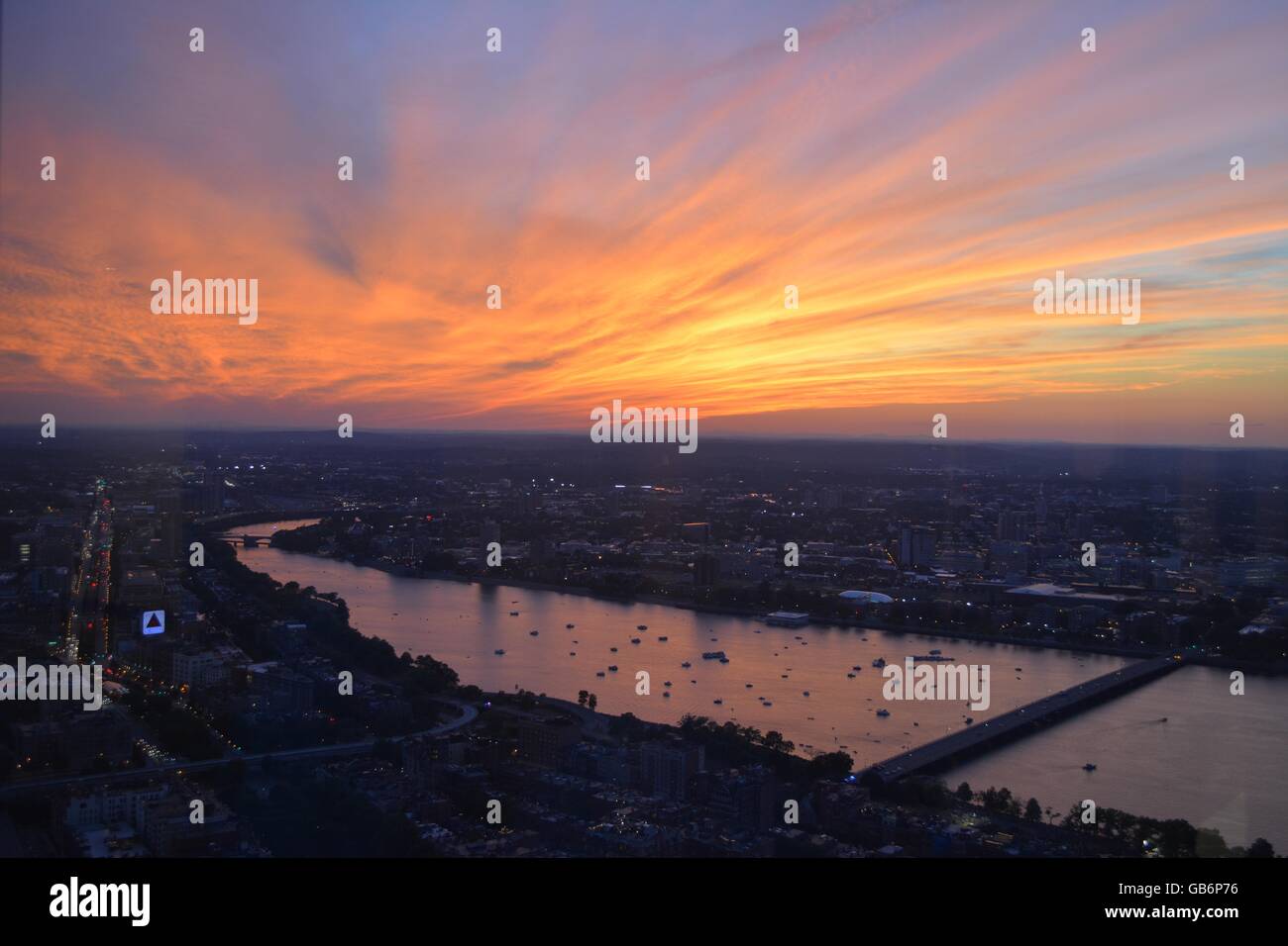 Tramonto su Boston e Cambridge e il fiume Charles Foto Stock