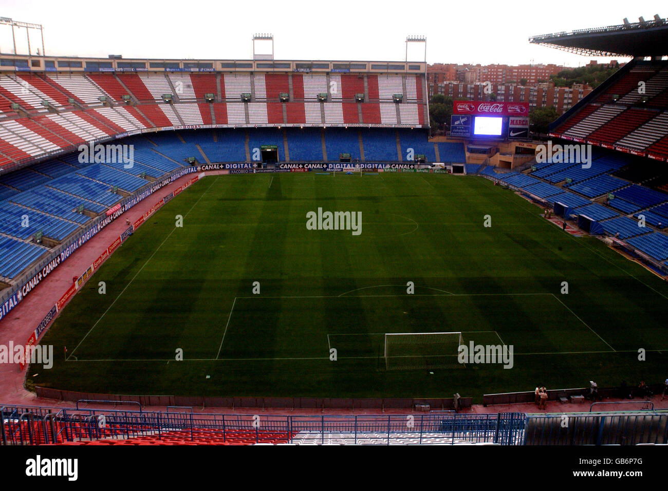 Calcio - Primera Liga spagnola - Atletico Madrid / Albacete. Vista generale  dello stadio Vicente Calderon, sede dell'Atletico Madrid Foto stock - Alamy