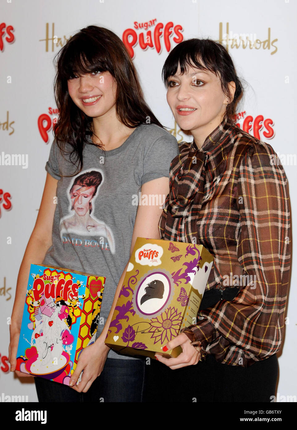 Pearl Lowe e Daisy Lowe cereale la firma del pacchetto - Londra Foto Stock