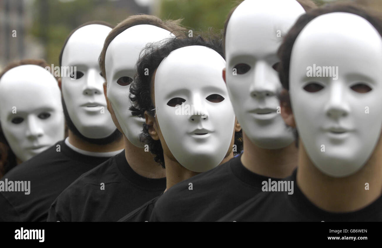 Gli attivisti di Oxfam in Parliament Square lanciano un appello di 15 milioni di persone per affrontare la crisi alimentare mondiale. Foto Stock